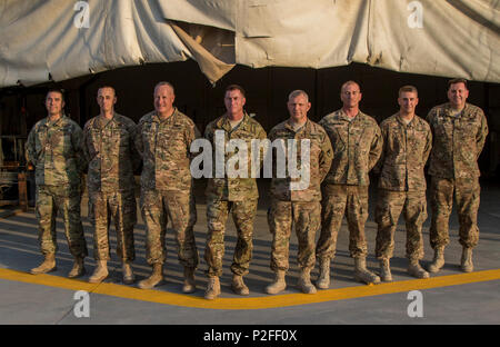 Soldaten mit der 1106Th Theater Luftfahrt Sustainment Instandhaltungsgruppe posieren für ein Gruppenfoto mit Command Sgt. Maj. William Thetford, Mitte, der senior Chef des US Central Command, am 19.09.14, 2016 in Camp Arifjan, Kuwait. Der 1106Th TASMG war einer der vielen Einheiten Thetford während seines zweitägigen Tour in Kuwait besucht sein Verständnis der US-Army Central Fähigkeiten zu verstärken. (U.S. Armee Foto von Sgt. Angela Lorden) Stockfoto