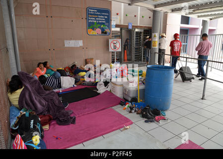 Familien aus Guatemala und Mexiko, die um Asyl in den Vereinigten Staaten warten für viele Tage im Port-of-Eintrag in Nogales, Sonora, Mexiko für uns offic Stockfoto