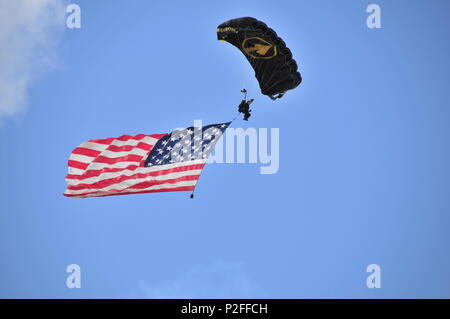 Das United States Special Operations Fallschirmjäger herab vom Himmel, die die Amerikanische Fahne bei der Eröffnung der 2016 Fort Wayne Air Show, 11. September 2016. Die air show, bewirtet durch die 122 Fighter Wing an der Fort Wayne Air National Guard Base, September 10-11, 2016, vorausgesetzt, der Öffentlichkeit die große Chance zu sehen, ein Schaufenster der erstklassigen Interpreten wie die Air Force Thunderbirds, die United States Special Operations Command, Billy Werth, und viele andere, einschließlich über 15 statische Flugzeuge wird angezeigt. (U.S. Air National Guard Foto von älteren Flieger Justin Andras/Freigegeben) Stockfoto