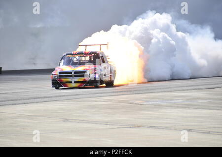 Der Flash Fire Jet Truck führte am 11. September 2016 eine Hochgeschwindigkeitsdemonstration auf der Fort Wayne Air Show auf der Fort Wayne Air National Guard Base in Indiana durch. Der mit Jet-Antrieb betriebene Lkw zeigte Pyrotechnik, Geschwindigkeitsmanöver und Betriebssicherheit und ergänzte Luftvorführungen, statische Flugzeugausstellungen der USAF und ANG sowie öffentliche Engagement-Aktivitäten, die Innovation und Unterhaltung in der Luftfahrt und Bodenleistung hervorhoben. Stockfoto