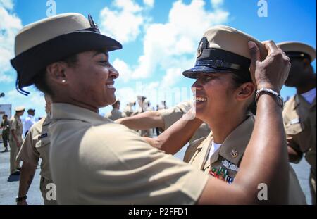 160916-M-TM 809-313 PAZIFISCHER OZEAN (Sept. 16, 2016) Senior Chief Hospital Corpsman Shannette Bryan (links), von Fort Lauderdale, Florida, feiert mit Chief Hospital Corpsman Claudette Arenas, aus Las Vegas, nachdem der Leiter pinning Zeremonie auf dem Flugdeck des Hospital Ship USNS Mercy (T-AH 19). Vier hospital Corpsman der Barmherzigkeit angebracht wurden in den Rang eines Chief Petty Officer. Zur Unterstützung der pazifischen Partnerschaft 2016 bereitgestellt, Barmherzigkeit ist Segeln zu ihrem Heimathafen San Diego. (U.S. Marine Corps Foto von Sgt. Brittney Vella/Freigegeben) Stockfoto