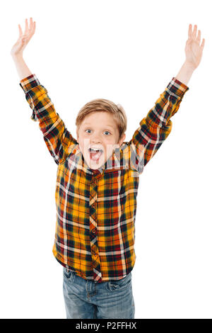 Little Boy die Hände und lächelt Kamera isoliert auf weißem aufgeregt Stockfoto