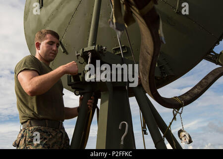 Us Marine Corps Cpl. Hunter Buley, troposphärisches Scatter Mikrowelle Radio Terminal Operator mit Marine Flügel Communications Squadron 18 passt die Flugbahn des radio Terminal erlaubt es zu empfangen Daten während der Valiant Shield 16 Transmit bei Andersen Air Force Base, Guam, Sept. 18, 2016. Das radio Terminal zur Verfügung unterbrechungsfreie Kommunikation zwischen Guam und Tinian. VS16 ist ein Biennale, USA - nur, Bereich Ausbildung, die auf die gemeinsame Ausbildung mit U.S. Navy, Marine Corps konzentriert, und die Luftwaffe, um die Interoperabilität zu erhöhen und die Arbeitsbeziehungen. (U.S. Marine Corps Foto von Lance Cpl. Stockfoto