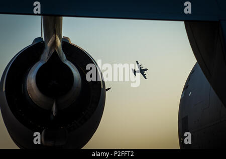 Eine Südafrikanische C-130 führt für die Masse an der Afrika-, Raumfahrt- und Verteidigungsunternehmen Expo in Waterkloof Air Force Base, Südafrika, Sept. 17, 2016. Das US-Militär ist eine C-17 Globemaster III eine KC-135 Stratotanker, ein Super C-130J Hercules, einen HC-130 König und ein MQ-9 Reaper. Die Flugzeuge kommen aus verschiedenen Air National Guard und der Air Force Reserve Command Einheiten. In den USA routinemäßig beteiligt sich an Veranstaltungen wie AADE Partnerschaften mit regionalen Partnern zu stärken. (U.S. Air Force Foto von Tech. Sgt. Ryan Kran) Stockfoto