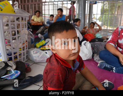 Familien aus Guatemala und Mexiko, die um Asyl in den Vereinigten Staaten warten für viele Tage im Port-of-Eintrag in Nogales, Sonora, Mexiko für uns offic Stockfoto