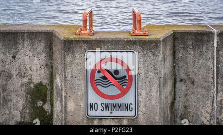 Kein Schwimmen Zeichen auf Pier Stockfoto