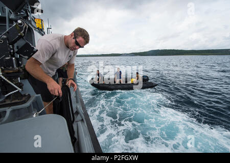 160914-N-CW 570-482 Santa Rita, Guam (Sept. 14, 2016) Segler für die Beseitigung von Explosivstoffen Mobile Einheit (EODMU) 5 zugewiesen erhalten unterwegs zum Tauchen Operationen von einer Mark VI Patrouillenboot während Valiant Shield 2016 in Santa Rita, Guam. Valiant Shield ist eine Biennale US Air Force, Navy und Marine Corps Übung in Guam gehalten, die sich auf reale Kenntnisse bei der Aufrechterhaltung der teilstreitkräfteübergreifenden See, in der Luft, an Land und im Cyberspace. (U.S. Marine bekämpfen Kamera Foto von Mass Communication Specialist 1. Klasse Arthurgwain L. Marquez/Freigegeben) Stockfoto