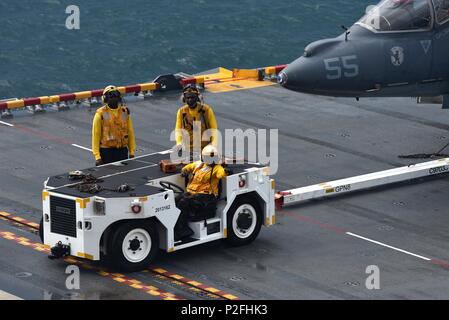 160918-N-HQ 940-008 ATLANTIK. (Sept. 15, 2016) - Segler vorbereiten zu bewegen, um eine AV-8B Harrier an Bord der Flight Deck der multipurpose Amphibious Assault ship USS Bataan (LL 5). Bataan führt derzeit die Amphibischen Squadron 8 und 24 Marine Expeditionary Unit integrierte Ausbildung. ((U.S. Marine Foto von Mass Communication Specialist 2. Klasse Nikolaus Frank Cottone/Freigegeben) Stockfoto