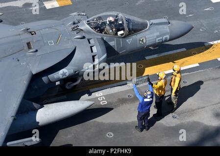 160918-N-HQ 940-068 ATLANTIK. (Sept. 15, 2016) - Segler Signal an den Pilot eines AV-8B Harrier an Bord der Flight Deck der multipurpose Amphibious Assault ship USS Bataan (LL 5). Bataan führt derzeit die Amphibischen Squadron 8 und 24 Marine Expeditionary Unit integrierte Ausbildung. ((U.S. Marine Foto von Mass Communication Specialist 2. Klasse Nikolaus Frank Cottone/Freigegeben) Stockfoto