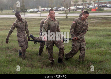 Infanteristen von 3 Platoon, Charlie Company, 3.Bataillon, 15 Infanterie Regiment, 2 Infantry Brigade Combat Team, 3rd Infantry Division, tragen einen Wurf in der "Best Rock" Wettbewerb Sept. 16, 2016 in Fort Stewart, Ga. Der Zweck des "Best Rock "Wettbewerb ist Personen zu trainieren und in einem wettbewerbsorientierten Format wie Sie grundlegende Soldat Wissen unter stressigen Bedingungen demonstrieren. (U.S. Armee Foto von SPC. Corey Meister/Freigegeben) Stockfoto