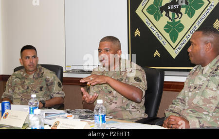 FORT CARSON, Colo-Oberst Douglas McBride (Mitte), Commander 13 Expeditionary Support Command, spricht im 4. sustainment Brigade, 4 Infanterie Division Befehl Konferenzraum während Oberst Ronald Ragin (rechts), 4 SB Commander und Command Sgt. Maj Marco Torres (links), 13. WSA command Sergeant Major hört Sept. 7, 2016. (U.S. Armee Foto von Sgt. 1. Klasse John Cortez, 4 Sustainment Brigade Public Affairs Office.) Stockfoto