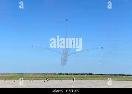 Die U.S. Air Force Thunderbirds führen eine Delta-Burst-Formation während der 75th Anniversary Air Show auf der Sheppard Air Force Base, Texas, am 18. September 2016 durch. Bei dieser Luftdemonstration werden Präzisionsfliegen, Teamarbeit und die Expertise von Piloten und unterstützendem Personal vorgestellt. Sie demonstriert die Fähigkeit der Luftwaffe, die Bereitschaft und das Engagement für die Verteidigung der Nation und ihrer Verbündeten. Stockfoto