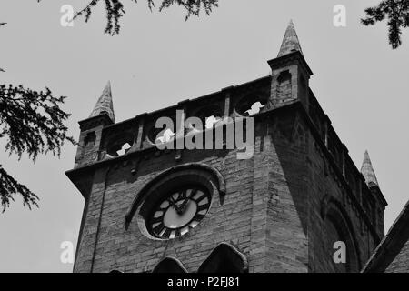 Eine 150 Jahre alte Uhr an der Oberseite der Kirche von England oder Christus Kirche, Himachal Pradesh, Kasauli, Indien montiert. Stockfoto