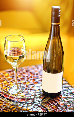 Trockener Wein im Restaurant gegossen Stockfoto
