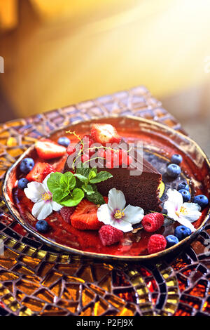 Schokolade Kuchen mit Früchten dekoriert Stockfoto