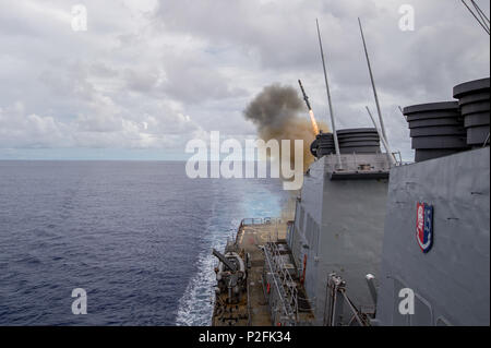 160918-N-UF 697-074 philippinischen Meer (bis 30. 18, 2016) Der Einsatz der Arleigh-Burke-Klasse geführte Anti-raketen-Zerstörer USS Barry (DDG52) Startet eine vertikale Start Anti-U-Rakete (VLA) Rakete von der AFT-Tr¨ gerraketen im Jahr Valiant Shield 2016. Valiant Shield ist eine Biennale, nur in den USA, Feld - Training mit Fokus auf die Integration der gemeinsamen Ausbildung der US-Streitkräfte. Dies ist die sechste Übung in der Valiant Shield-Serie, die 2006 begann. Barry ist auf Patrouille mit Carrier Strike Group (CSG 5) im philippinischen Meer Unterstützung der Sicherheit und Stabilität in der Indo-Asia - Pacific Regi Stockfoto