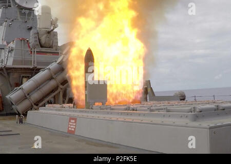 160918-N-UF 697-149 philippinischen Meer (bis 30. 18, 2016) Der Einsatz der Arleigh-Burke-Klasse geführte Anti-raketen-Zerstörer USS Barry (DDG52) Startet eine vertikale Start Anti-U-Rakete (VLA) Rakete von der AFT-Tr¨ gerraketen im Jahr Valiant Shield 2016. Valiant Shield ist eine Biennale, nur in den USA, Feld - Training mit Fokus auf die Integration der gemeinsamen Ausbildung der US-Streitkräfte. Dies ist die sechste Übung in der Valiant Shield-Serie, die 2006 begann. Barry ist auf Patrouille mit Carrier Strike Group (CSG 5) im philippinischen Meer Unterstützung der Sicherheit und Stabilität in der Indo-Asia - Pacific Regi Stockfoto