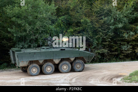 Ein kroatischer Streitkräfte Patria gepanzerten Modulare Fahrzeug Feuer, Sept. 20, 2016, während der Höhepunkt Schulungsveranstaltung im Rahmen der Übung sofortige Reaktion 16, an der Eugen Kvaternik Training Strecke in Slunj, Kroatien. Sofortige Reaktion 16 nutzt computergestützte Simulationen und Übungen aus beiden Ländern, Kroatien und Slowenien. Es wurde entwickelt, um die regionale Stabilität zu stärken, stärken Verbündete und Partner nation Kapazität und Interoperabilität zwischen den Partnerstaaten zu verbessern. (U.S. Armee Foto: Staff Sgt. Opal Vaughn) Stockfoto