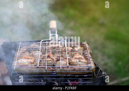 Shish Kebab von Chicken Wings sind im Bereich der Fried. Eine klassische Grill im Freien. Der Prozess der Braten Fleisch auf Holzkohle Stockfoto