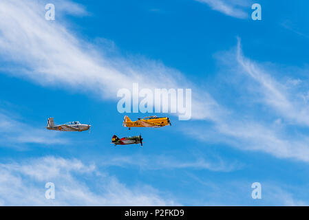 Madrid, Spanien - 3. Juni 2018: Formationsflug von Policarpov I-16, North American T-6 Texan DUN und Beechcraft T-34 Mentor während der Air Show der histor Stockfoto