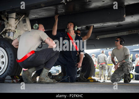 Engagierte Mannschaft Leiter vom 48. Aircraft Maintenance Squadron ein pre-flight Inspection, bevor ein Ausfall zur Unterstützung der taktischen Führung Programm 16-3 bei Los Llanos Air Base, Spanien, Sept. 15. Während seiner 39-jährigen Geschichte verhalten, TLP hat den Schwerpunkt für die NATO-Verbündeten Luftstreitkräfte taktische Schulung geworden, die Entwicklung der Kenntnisse und Fähigkeiten, die erforderlich sind, um den heutigen Herausforderungen zu stellen. (U.S. Air Force Foto/Staff Sgt. Emerson Nuñez). Stockfoto