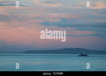 Godrevy Leuchtturm von St Ives, Cornwall, South West England, UK. Winter Sonnenuntergang. Stockfoto