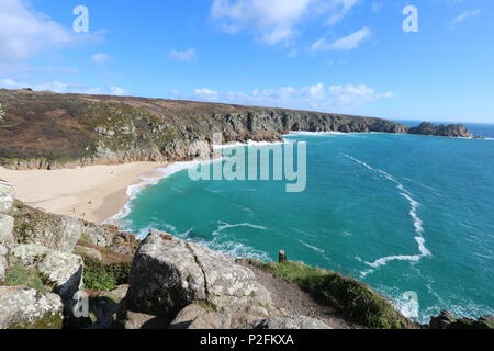 Porthcurno Bay & Logan Rock Landspitze, Cornwall, England, Vereinigtes Königreich. Stockfoto