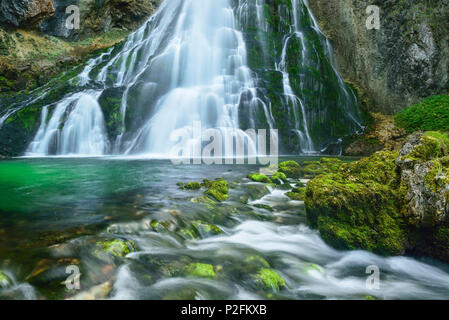 Cascading Wasserfall im grünen Teich, Gollinger Wasserfall, Golling, Berchtesgaden, Salzburg, Österreich Stockfoto