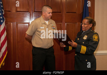 160915-N-GM 597-005 Portsmouth, Virginia (Sept. 15, 2016) Chief Tonya D. Chapman, Leiter der Polizei für die Portsmouth Polizei-abteilung, liest einen Dienst zur Durchsetzung von Rechtsvorschriften Zertifikat während der Preisverleihung für Hospital Corpsman 2. Klasse (FMF/SW/EXW/CAC) Patrick Kies. Kies wurde für die Unterstützung der Opfer eines Autounfalls in Portsmouth im Dezember 2015 anerkannt. (U.S. Marine Foto von Rebecca A. Perron/freigegeben) Stockfoto