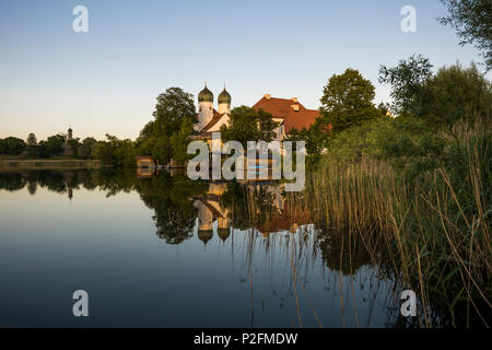 Kloster Seeon und See Seeon mit Reflexion, Seeon-Seebruck, Chiemgau, Oberbayern, Bayern, Deutschland Stockfoto