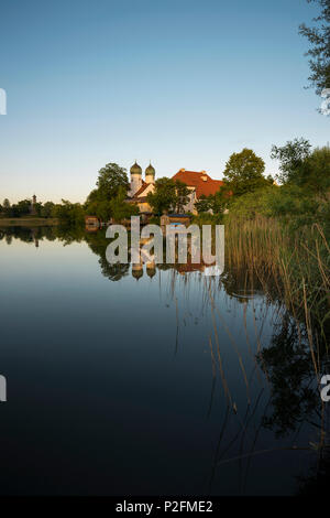 Kloster Seeon und See Seeon mit Reflexion, Seeon-Seebruck, Chiemgau, Oberbayern, Bayern, Deutschland Stockfoto