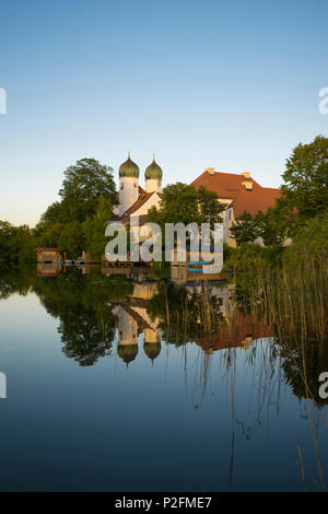 Kloster Seeon und See Seeon mit Reflexion, Seeon-Seebruck, Chiemgau, Oberbayern, Bayern, Deutschland Stockfoto