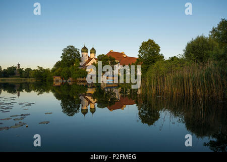 Kloster Seeon und See Seeon mit Reflexion, Seeon-Seebruck, Chiemgau, Oberbayern, Bayern, Deutschland Stockfoto