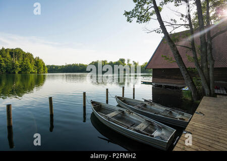 Boote auf dem See Langbuergner sehen, Bad Endorf, Chiemgau, Oberbayern, Bayern, Deutschland Stockfoto