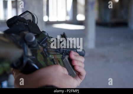 Gewehr Pistole Umfang und Schiene an Hand Stockfoto