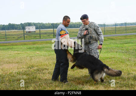 Stellen Sie Staff Sgt Carlos Cortez (links) und Senior Airman David Bischoff, beide mit der 436th Sicherheit Kräfte Squadron, militärischer Arbeitshund Fähigkeiten während der 46. Antenne Port Geschwader vor der Bereitstellung Veranstaltung in der Luft-Mobilität Befehl Museum, Dover Air Force Base, Del. unter Beweis Eine Gruppe von etwa 70 Antenne Träger und deren Familienangehörige an ein Ereignis vor der Bereitstellung mit Mission Slips aus dem Betrieb, Wartung und Mission Selbsthilfegruppen. (US Air Force Photo / techn. Sgt Mercedes Crossland) Stockfoto