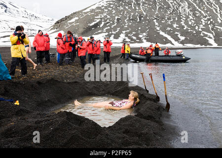 Touristen Baden in den heissen Quellen von der Kratersee von Deception Island, South Shetland Islands, Antarktis Stockfoto