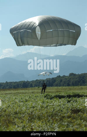 Französische fallschirmjäger von der 35th Fallschirm Artillerie Regiment, 11 Parachute Brigade führen Sie einen Betrieb mit Sky Soldaten der Brigade 54th Engineer Battalion und 4 Bataillon, 319 Airborne Artillerie Regiment, 173Rd Airborne Brigade im Rahmen der Übung Colibri in Tarbes, Frankreich, Sept. 22., 2016. Die fallschirmjäger Verlassen aus einer C-130 Hercules der 153 Airlift Wing, Cheyenne Air National Guard Base, Wyoming Air National Guard, wie sie in den multilateralen Training mit U S, französischen, deutschen, britischen und spanischen Truppen zur Unterstützung der Colibri 16 teilnehmen. Rund 15 Flieger, Stockfoto