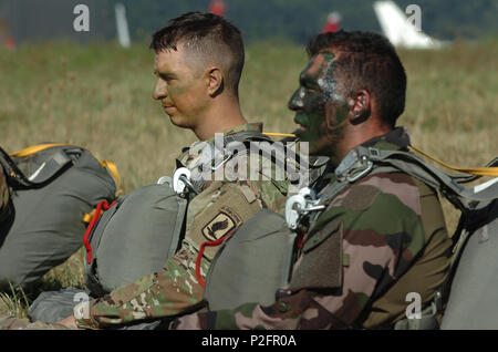 Französische fallschirmjäger von der 35th Fallschirm Artillerie Regiment, 11 Parachute Brigade und Sky Soldaten der Brigade 54th Engineer Battalion und 4 Bataillon, 319 Airborne Artillerie Regiment, 173Rd Airborne Brigade ihre Fallschirme don eine zerstreute Betrieb als Teil der Übung Colibri in Tarbes, Frankreich, Sept. 22., 2016. Übung Colibri demonstriert und erweitert und eine alliierte Partnerschaft zwischen unseren Nationen und bietet Fallschirmjäger eine Gelegenheit zu verbinden - sowohl persönlich als auch taktisch, stärker, leistungsfähiger Kräfte zu bauen. Us-Armee Foto: Staff Sgt. Philip Steiner Stockfoto