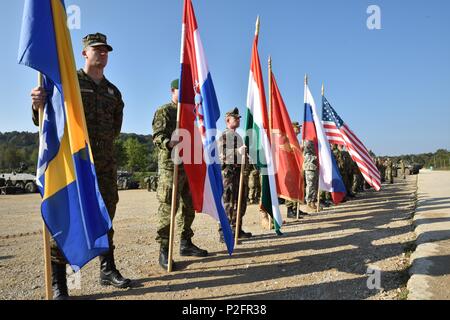 EUGEN KVATERNIK, Kroatien - Multinationale Soldaten der US-Army Soldaten aus dem zweiten Bataillon, 135 Infanterie Minnesota Army National Guard und der 173Rd Airborne Brigade während der unmittelbaren Reaktion 16 Closing Ceremony, Sept. 22, 2016, an der Eugen Kvaternik Training Area in Slunj, Kroatien. Sofortige Reaktion 16 ist ein multinationales, Brigade level Kommandostellenübung unter Verwendung von computergestützten Simulationen und Übungen aus beiden Ländern, Kroatien und Slowenien. Die Übungen und Simulationen sind auf eine entscheidende Maßnahme Szenario gebaut und bieten den Regi zu verbessern Stockfoto