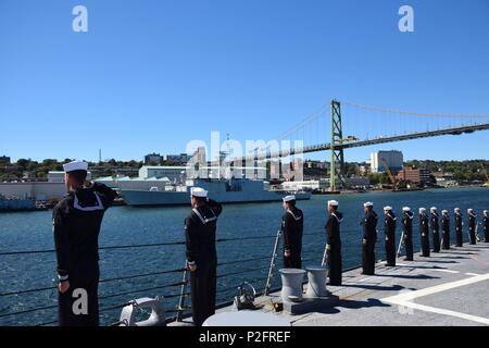 160912-N-RA 063-001 Hafen von Halifax, Neuschottland (Sept. 12, 2016) - Matrosen an Bord geführte Anti-raketen-Zerstörer USS Gonzalez (DDG66) Ehren während einen Pass und Überprüfung auf See machen, die während der übung Cutlass Wut 2016. Cutlass Fury ist eine kombinierte, gemeinsame maritime, Übung, die regionale Zusammenarbeit der Partner vor der Ostküste von Nordamerika zu fördern und zu verbessern. (U.S. Marine Foto von LTJG Sasha Otero/Freigegeben). Stockfoto