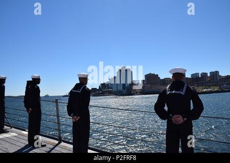 160912-N-RA 063-002 Hafen von Halifax, Neuschottland (Sept. 12, 2016) - Matrosen an Bord geführte Anti-raketen-Zerstörer USS Gonzalez (DDG66) Ehren während einen Pass und Überprüfung auf See machen, die während der übung Cutlass Wut 2016. Cutlass Fury ist eine kombinierte, gemeinsame maritime, Übung, die regionale Zusammenarbeit der Partner vor der Ostküste von Nordamerika zu fördern und zu verbessern. (U.S. Marine Foto von LTJG Sasha Otero/Freigegeben). Stockfoto