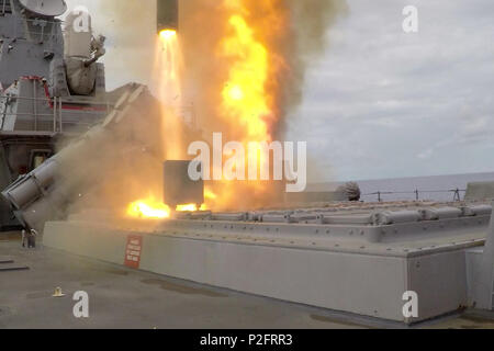 160918-N-UF 697-155 philippinischen Meer (bis 30. 18, 2016) Der Einsatz der Arleigh-Burke-Klasse geführte Anti-raketen-Zerstörer USS Barry (DDG52) Startet eine vertikale Start Anti-U-Rakete (VLA) Rakete von der AFT-Tr¨ gerraketen im Jahr Valiant Shield 2016. Valiant Shield ist eine Biennale, nur in den USA, Feld - Training mit Fokus auf die Integration der gemeinsamen Ausbildung der US-Streitkräfte. Dies ist die sechste Übung in der Valiant Shield-Serie, die 2006 begann. Barry ist auf Patrouille mit Carrier Strike Group (CSG 5) im philippinischen Meer Unterstützung der Sicherheit und Stabilität in der Indo-Asia - Pacific Regi Stockfoto