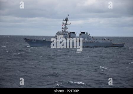 160915-N-RA 063-006 ATLANTIK (Sept. 15, 2016) - Lenkwaffen-zerstörer USS Bulkeley (DDG84) ist unterwegs in Unterstützung der Übung Cutlass Wut 2016. Cutlass Fury ist eine kombinierte, Gelenk, maritime Übung entwickelt, um die regionale Zusammenarbeit fördern und den Partnerstaaten, die vor der Ostküste von Nordamerika. (U.S. Marine Foto von ENS Mckensey Smith/Freigegeben) Stockfoto