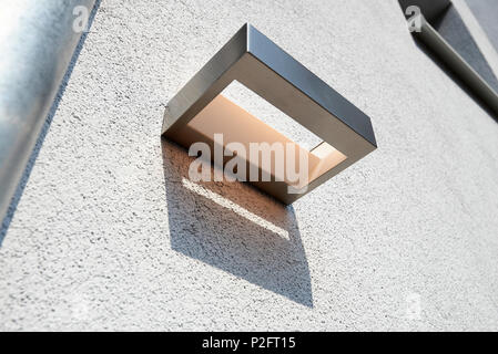 Außenwand Licht auf den renovierten Putz Struktur im Innenhof im Freien Stockfoto