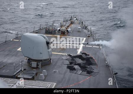 160915-N-RA 063-003 ATLANTIK (Sept. 15, 2016) - Geführte Anti-raketen-Zerstörer USS Gonzalez (DDG66) Brände 5 in der Gun während der Übung Cutlass Wut 2016. Cutlass Fury ist eine kombinierte, Gelenk, maritime Übung entwickelt, um die regionale Zusammenarbeit fördern und den Partnerstaaten, die vor der Ostküste von Nordamerika. (U.S. Marine Foto von ENS Mckensey Smith/Freigegeben) Stockfoto