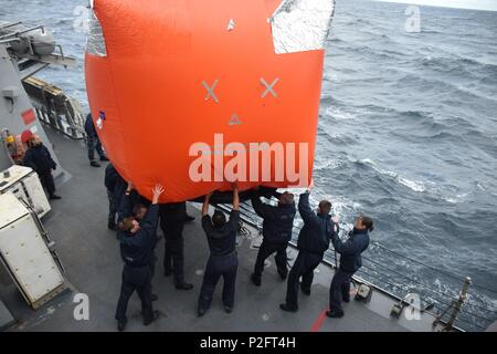 160915-N-RA 063-005 ATLANTIK (Sept. 15, 2016) - Matrosen an Bord geführte Anti-raketen-Zerstörer USS Gonzalez (DDG66) bereiten ein Ziel lebendig Feuer schießwesen Ausbildung Evolution zur Unterstützung der Übung Cutlass Fury 2016 durchführen zu positionieren. Cutlass Fury ist eine kombinierte, Gelenk, maritime Übung entwickelt, um die regionale Zusammenarbeit fördern und den Partnerstaaten, die vor der Ostküste von Nordamerika. (U.S. Marine Foto von ENS Mckensey Smith/Freigegeben) Stockfoto