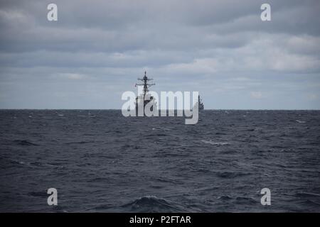 160915-N-RA 063-004 ATLANTIK (Sept. 15, 2016) - Lenkwaffen-zerstörer USS Bulkeley (DDG84) Segeln in der Ausbildung während eines Live schießwesen Ausbildung Evolution zur Unterstützung der Übung Cutlass Wut 2016. Cutlass Fury ist eine kombinierte, Gelenk, maritime Übung entwickelt, um die regionale Zusammenarbeit fördern und den Partnerstaaten, die vor der Ostküste von Nordamerika. (U.S. Marine Foto von ENS Mckensey Smith/Freigegeben) Stockfoto