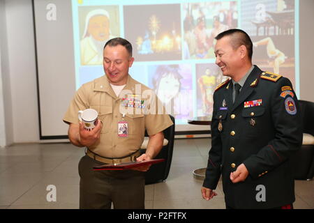 Der mongolischen Streitkräfte Brig. Gen. D. Ganzorig, rechts, Geschenke auszutauschen mit US Marine Oberst Peter Gadd bei der Abschlussfeier von Non-Lethal Executive Seminar (NOLES) 2016 in Ulaanbaatar, Mongolei, Sept. 23, 2016. Gadd ist der kommandierende Offizier mit Sitz und Service Bataillon, US Marine Corps Forces, Pazifik. Sowohl in den Vereinigten Staaten und in der Mongolei haben ein Interesse an der Stärkung der Partnerschaft mit anderen pazifischen Nationen, die den Grundstein für die Sicherheit und Stabilität in der Region bieten wird. (U.S. Marine Corps Foto von Cpl. Jonathan E. LopezCruet) Stockfoto