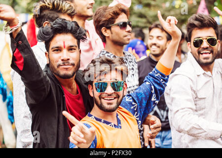 Udaipur, Rajasthan, Indien, 6. Februar 2018: junge Inder tanzen an der Hochzeit Stockfoto